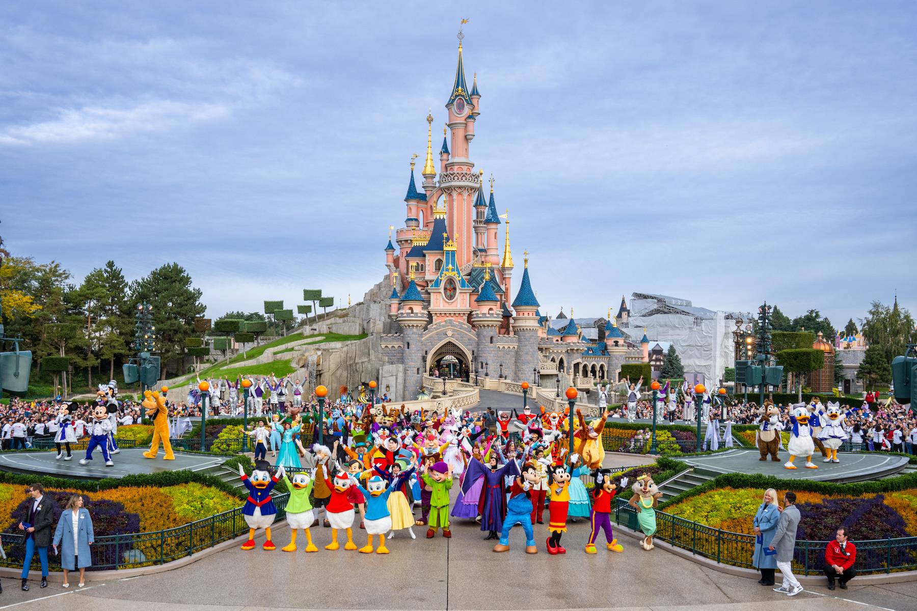 Personagens reunidos na Disney de Paris