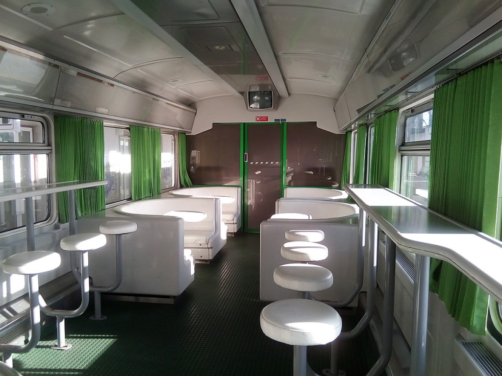 Trem em Portugal: carruagem cafeteria