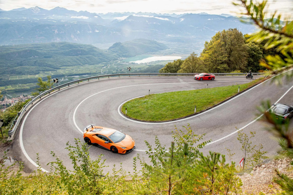 Carro em estrada da França