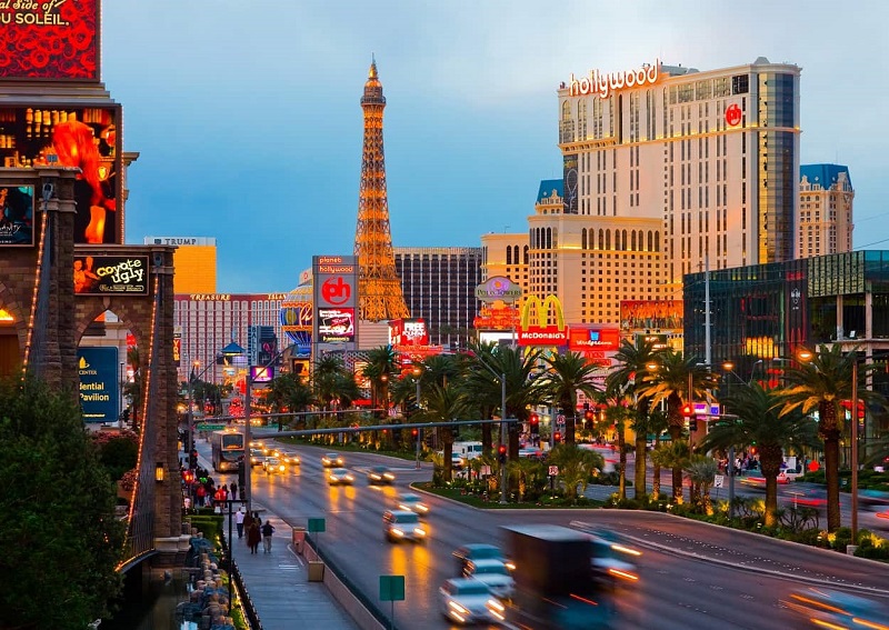 Fim de tarde na avenida The Strip em Las Vegas