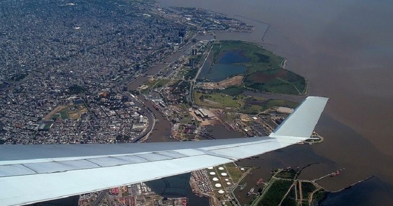 Avião sobrevoando a Argentina