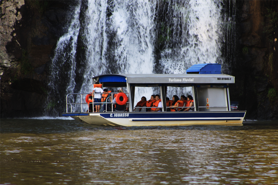 Passeio de barco nos rios Paraná e Iguaçu