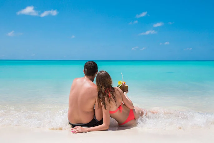 Casal na praia de Cancún