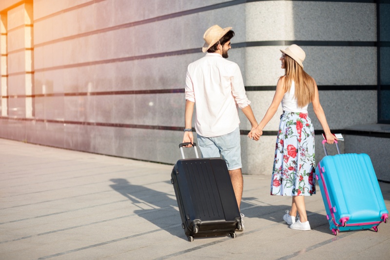 Casal com malas de viagem na Itália