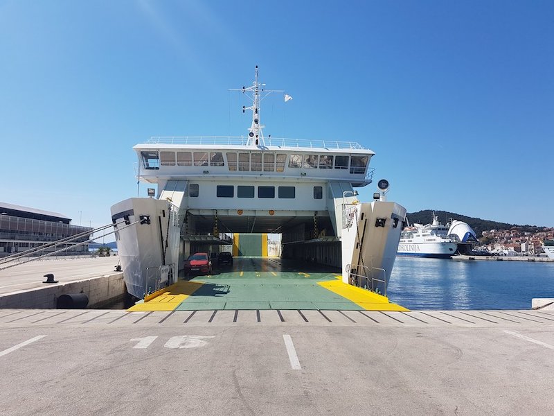 Entrada do ferry boat Jadrolinija na Itália