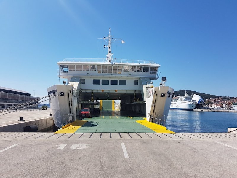 Andar por Santorini com ferry boat