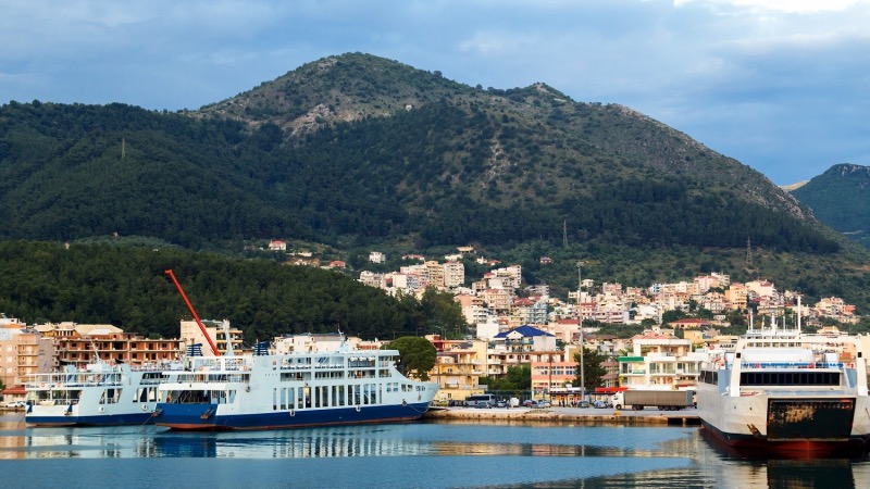 Ferry boat no porto de Igoumenitsa da Itália para a Grécia