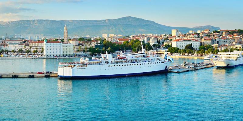 Ferry boat no porto de Split na Croácia