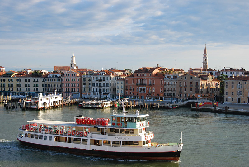 Ferry boat no porto de Veneza