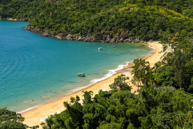 Vista ampla da praia do Jabaquara na cidade de Ilhabela