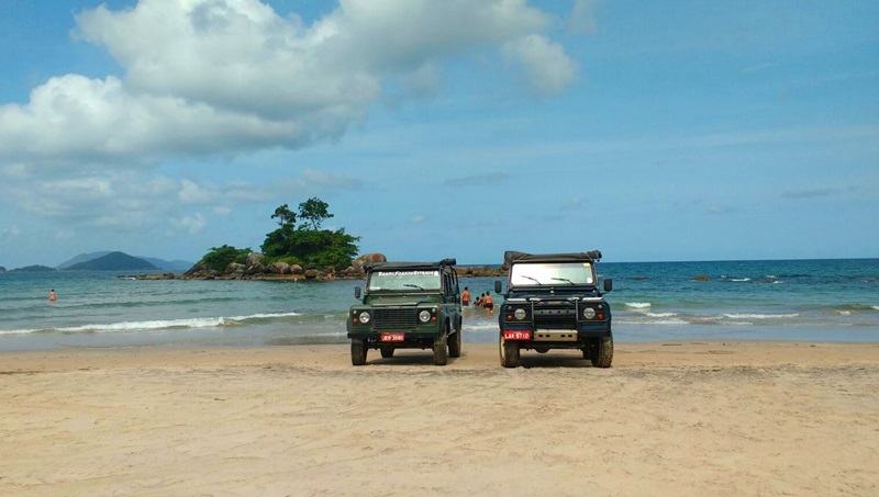 Jeeps na praia de Castelhanos na cidade de Ilhabela