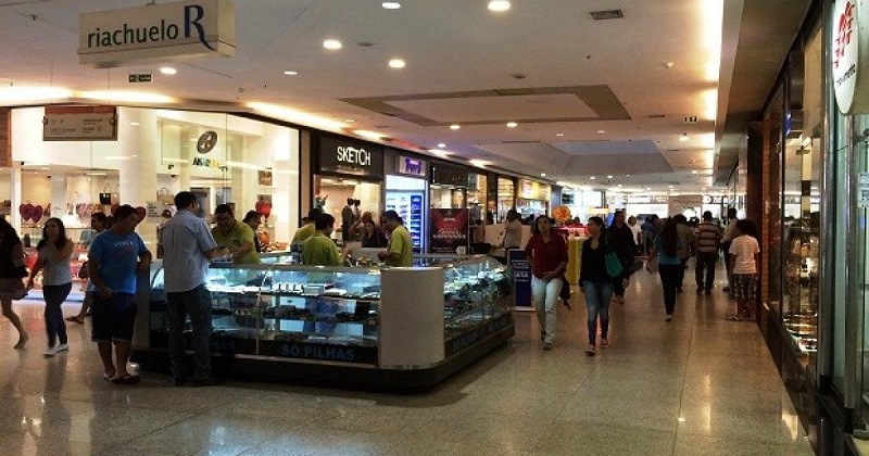 Turistas passeando em shopping de Maceió
