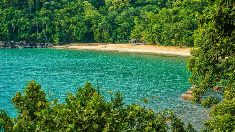 Mar da praia do Bonete na cidade de Ilhabela