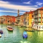 Paisagem de construções e barcos no canal em Veneza