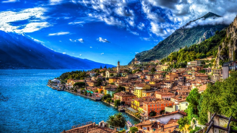 Paisagem da costa e Lago de Garda na Itália