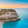 Paisagem da praia em Tropea na Calábria