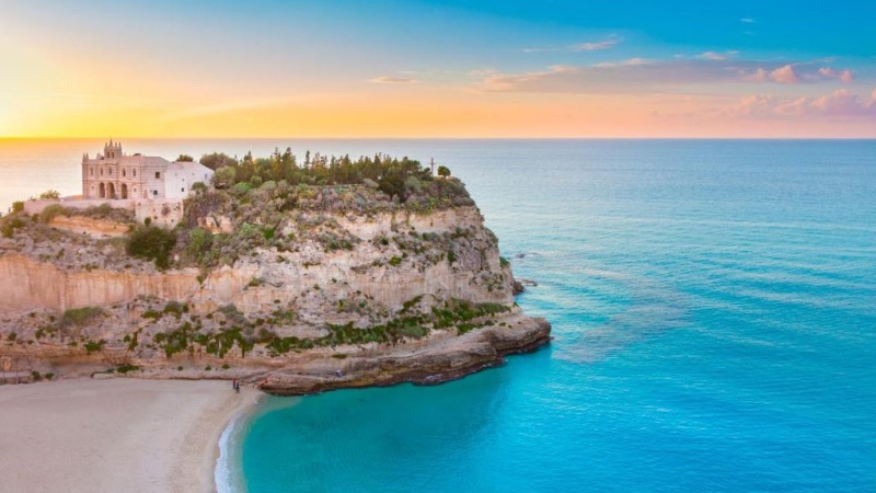 Paisagem da praia em Tropea na Calábria