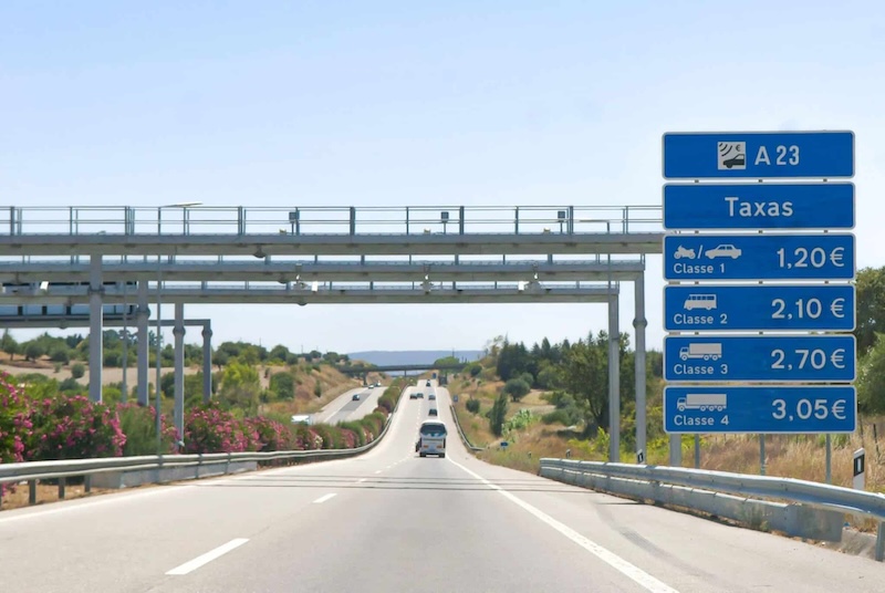 Placa informando o valor do pedágio em Portugal