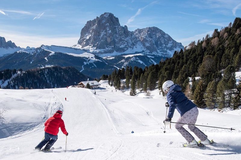 Pessoas esquiando em Val Gardena na Itália