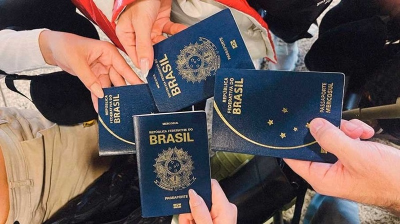 Pessoas segurando passaportes brasileiros