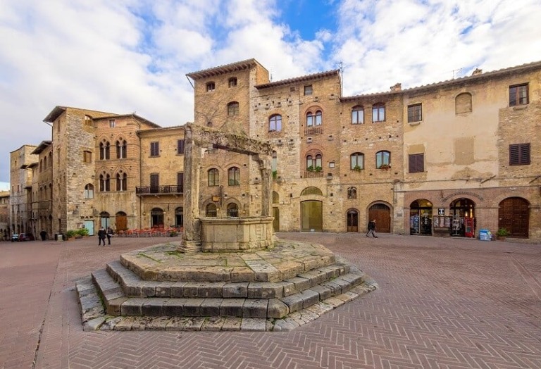 Piazza della Sisterna em San Gimignano