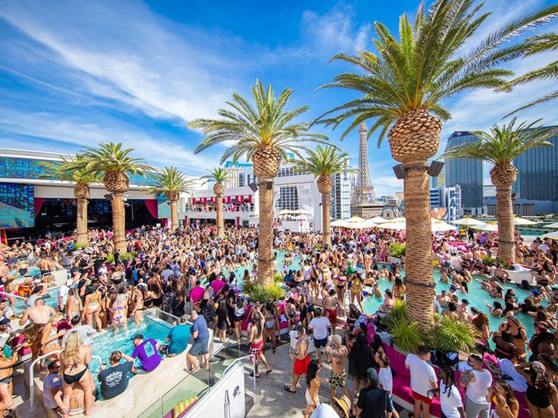 Piscina lotada no verão em Las Vegas