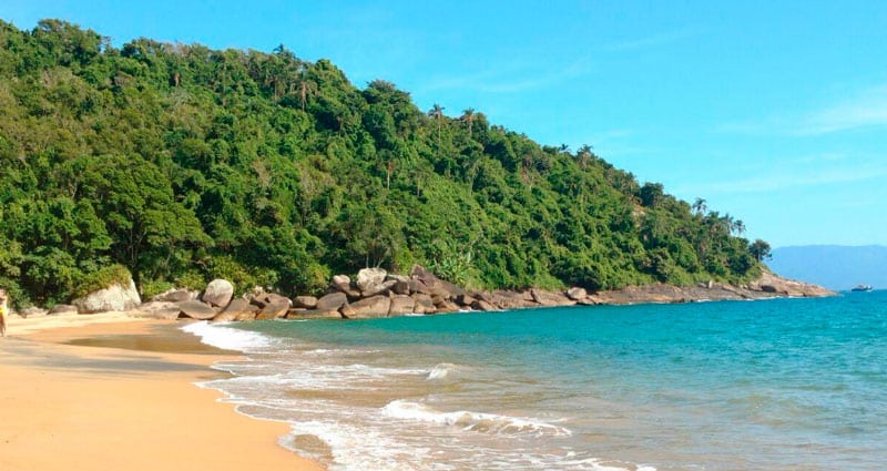 Areia e mar da praia do Jabaquara na cidade de Ilhabela