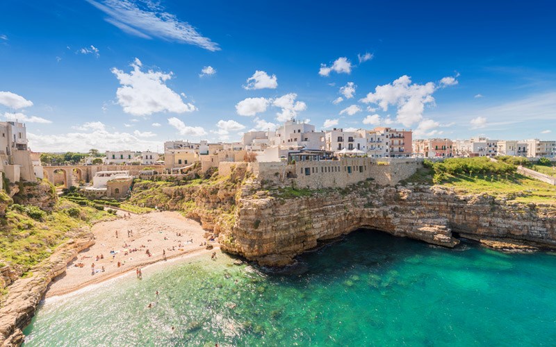 Praia em Polignano a Mare na Puglia