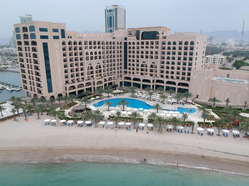 Praia de Fujairah e o resort Al Bahar 