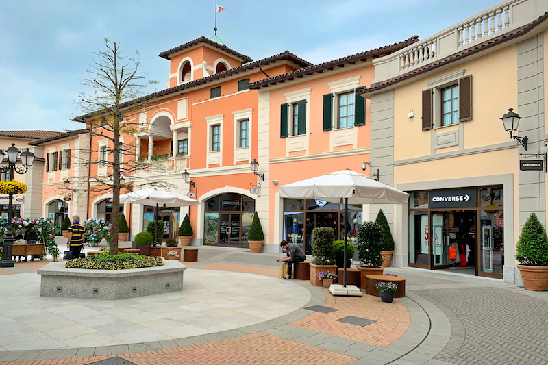 Serravalle Designer Outlet em Serravalle Scrivia