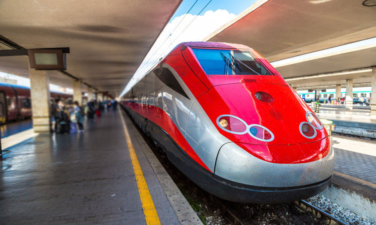 Trem na estação de Nápoles