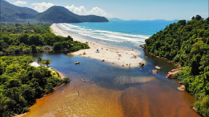 Vista ampla da praia de Itamambuca na cidade de Ubatuba 