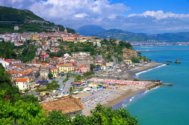 Vista da cidade de Vietri sul Mare na Costa Amalfitana