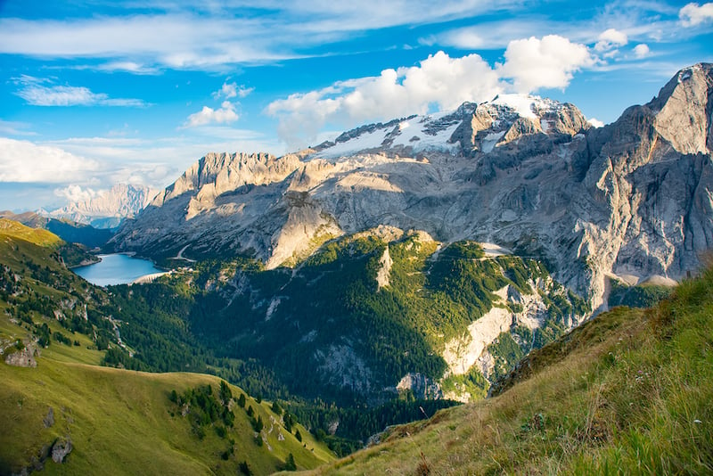 Vista para Marmolada nas Dolomitas nos Alpes italianos