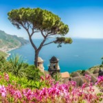 Vista da Villa Rufolo com flores em Ravello na Costa Amalfitana