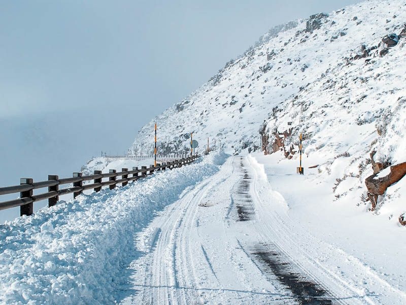 Estrada nevada na Serra da Estrela