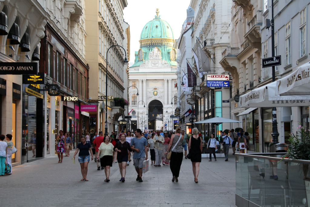Pessoas caminhando em Viena