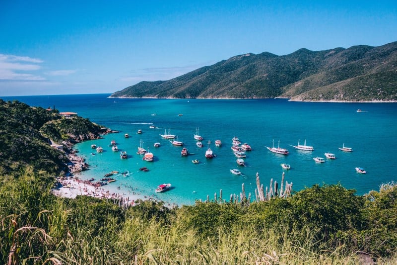 Barcos na Praia do Farol em Arraial do Cabo