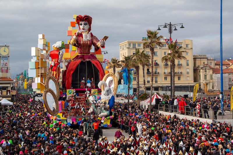 Carro alegórico no Carnaval em Viareggio