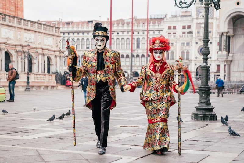 Casal fantasiado no Carnaval em Veneza