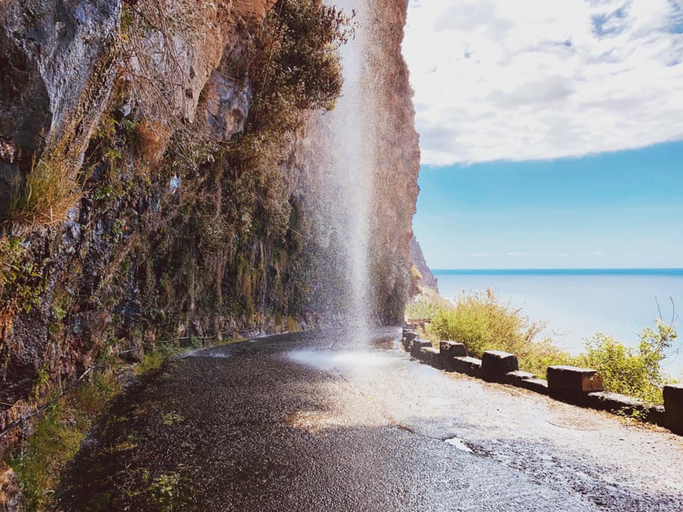 Cascata dos Anjos, estrada na Madeira