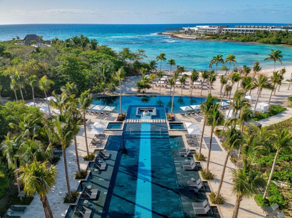 Piscina do Conrad Tulum Riviera Maya