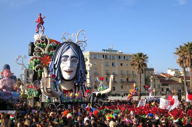 Desfile de carro alegórico no Carnaval em Viareggio