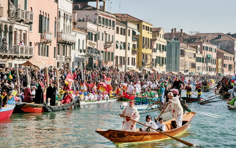 Desfile de gôndolas no Carnaval em Veneza
