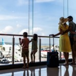 Família observando aviões em aeroporto na Itália