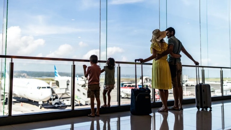 Família observando aviões em aeroporto na Itália