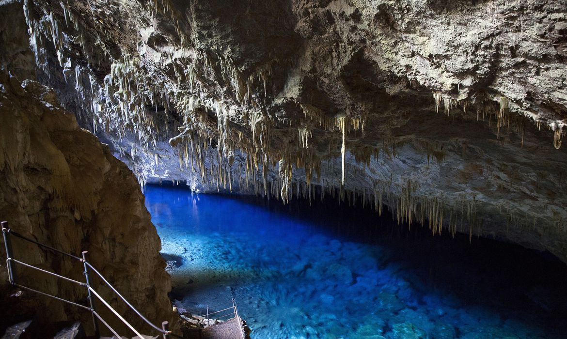 Visita à Gruta do Lago Azul