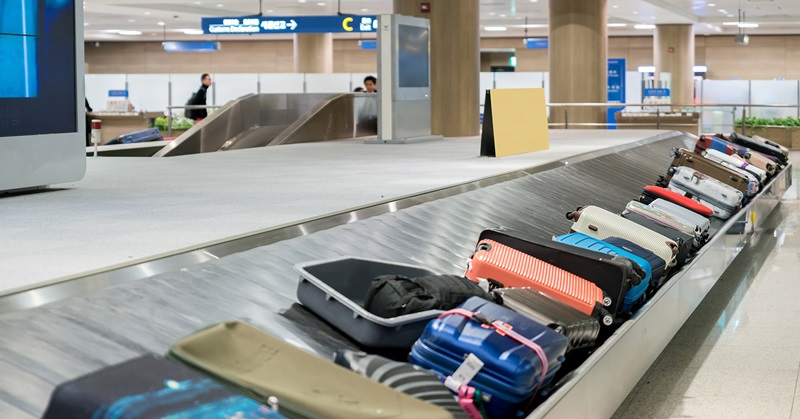 Bagagens na esteira do aeroporto