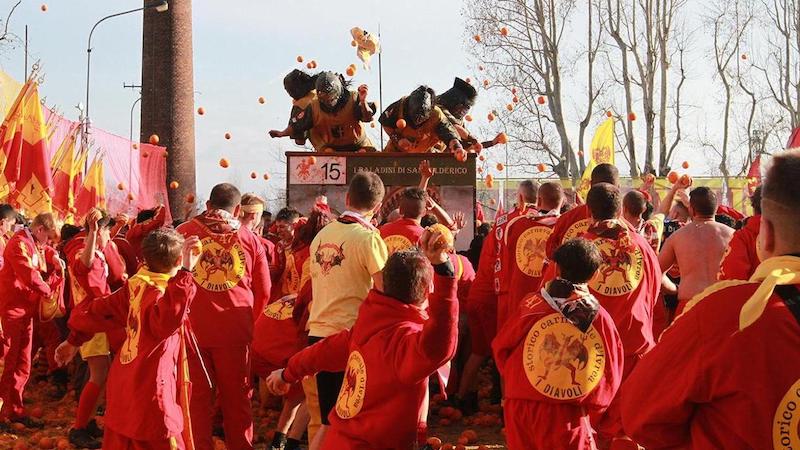 Pessoas na Batalha das Laranjas no Carnaval em Ivrea