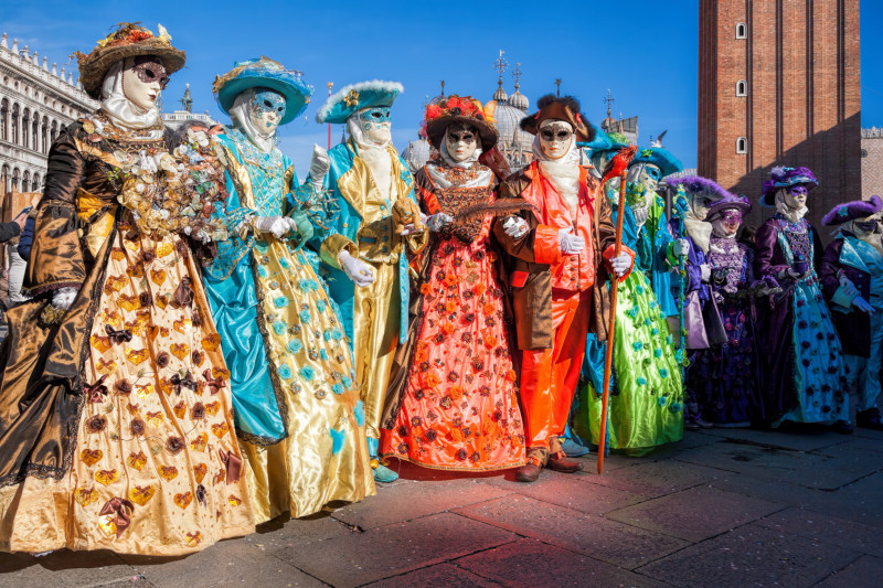 Pessoas fantasiadas para o Carnaval de Veneza